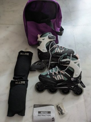 Patines en línea con bolsa morada de transporte