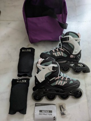 Patines en línea con bolsa morada de transporte