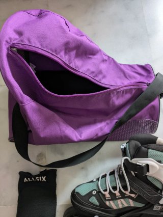 Patines en línea con bolsa morada de transporte