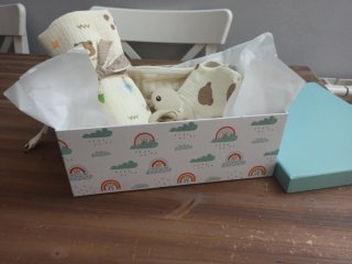 Caja regalo bebé: neceser, babero y muselina
