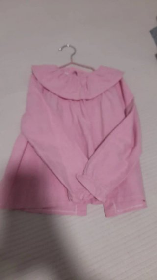 Camisa rosa con cuello volante