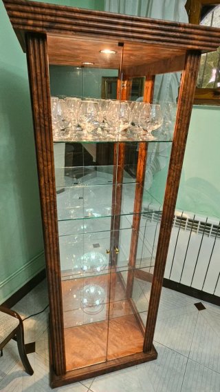 Vitrina con luz y acabados de madera y cristal