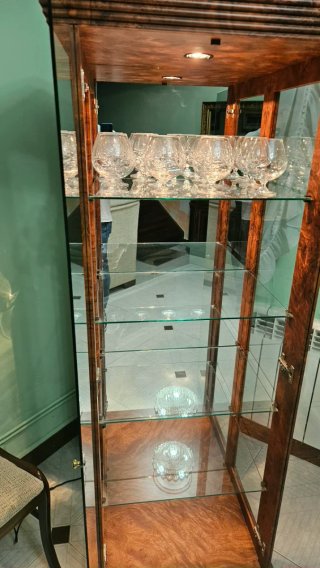 Vitrina con luz y acabados de madera y cristal