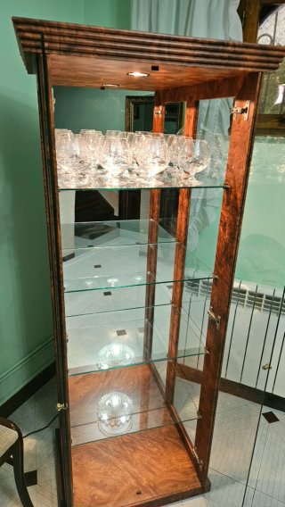 Vitrina con luz y acabados de madera y cristal
