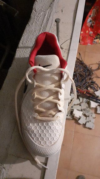 Zapatillas deportivas blancas y rojas