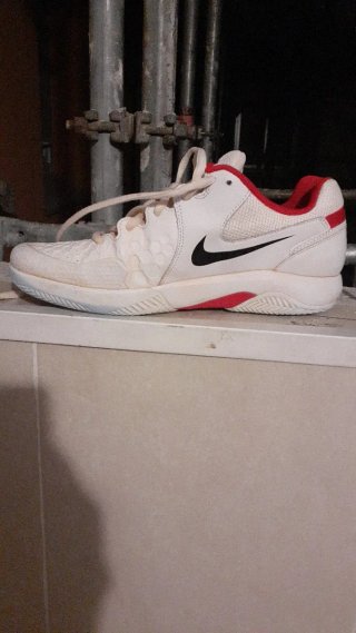 Zapatillas deportivas blancas y rojas