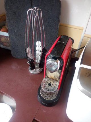 Cafetera Nespresso Krups Roja incluye soporte cáps