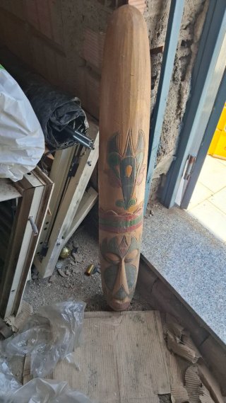 Maschera tribale in legno decorata