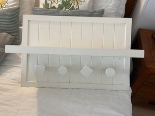Perchero de pared de madera blanco