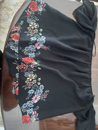 Blusa veraniega floral negra