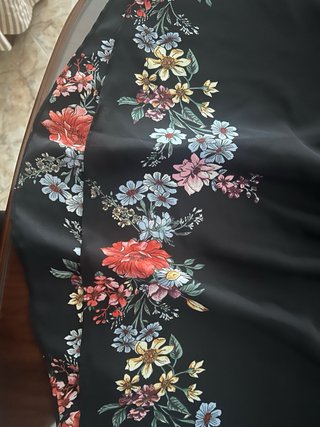 Blusa veraniega floral negra
