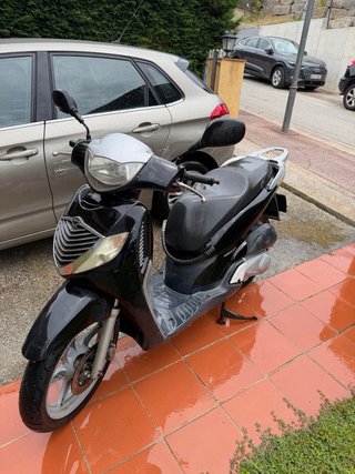 Honda SH 125i Scooter Negra y Plata
