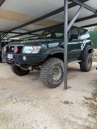 Nissan Patrol y61 2000