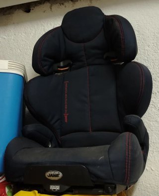 Silla de coche Jane negra con detalles rojos