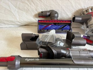 Dyson V8