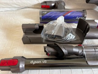 Dyson V8