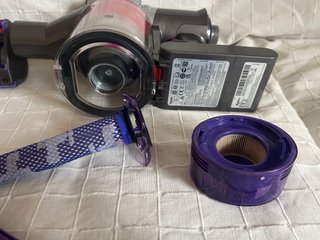 Dyson V8