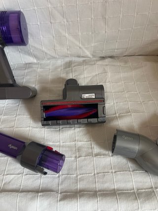 Dyson V8
