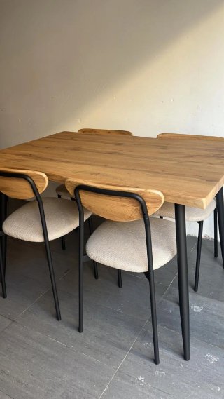Mesa comedor industrial y 4 sillas