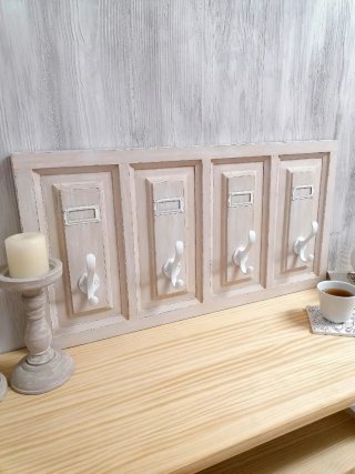 Perchero artesanal de madera y metal
