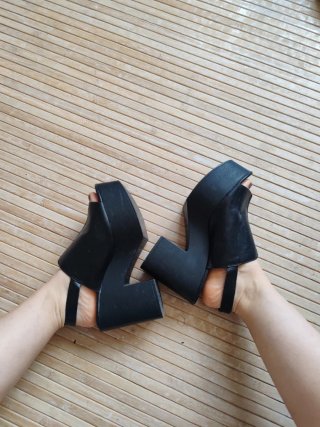 Zuecos plataforma negros T.36