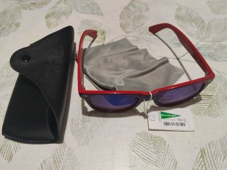 Gafas de sol Ray-Ban negras y rojas