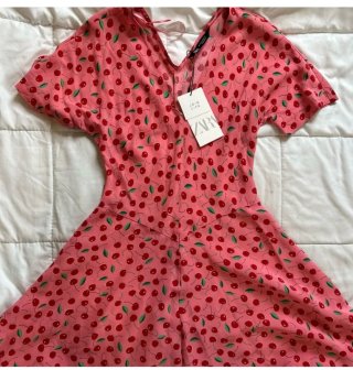 Vestito rosa con stampa di ciliegie
