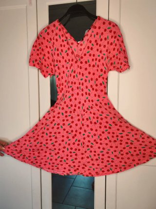 Vestito rosa con stampa di ciliegie