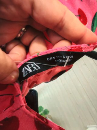 Vestito rosa con stampa di ciliegie