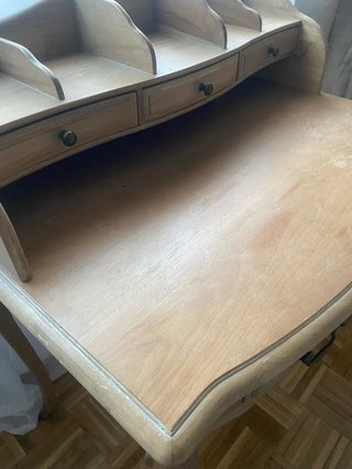 Escritorio de madera sin pintar