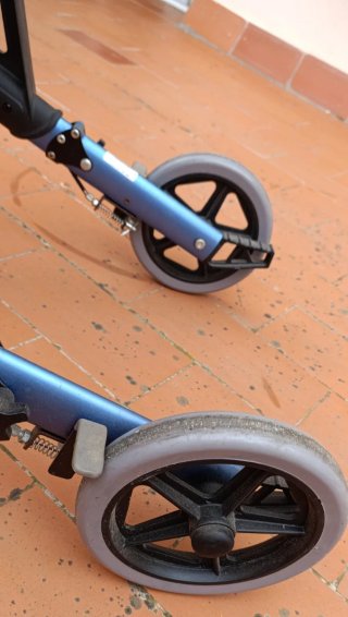 Andador ortopédico plegable con ruedas