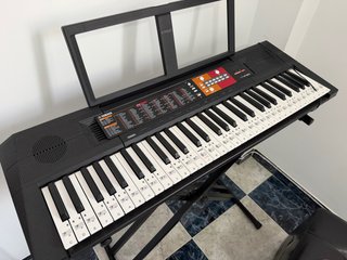 Teclado Yamaha con soporte