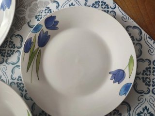 Set di 36 piatti bianchi con fiori blu