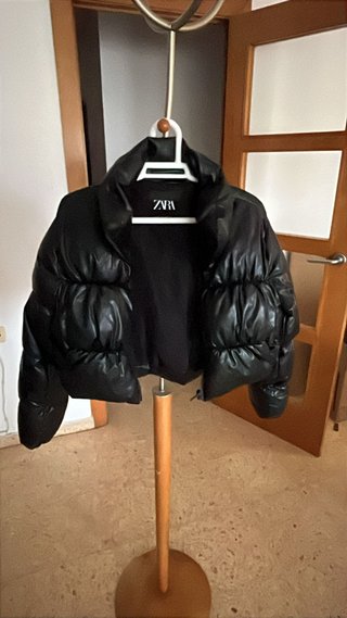 Chaqueta Zara acolchada negra corta