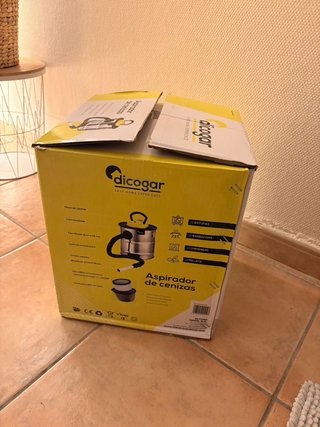 Aspirador de cenizas amarillo y negro