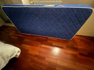 Cama 90cm con somier y 2 estanterías