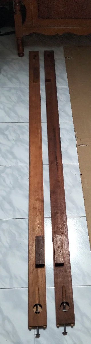 Cama de madera estilo clásico