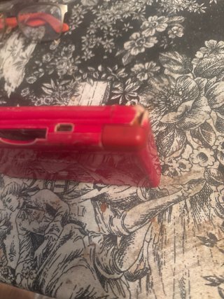 Nintendo DS rossa con adesivi Pokémon