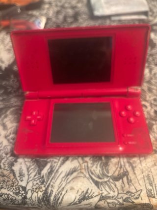 Nintendo DS rossa con adesivi Pokémon