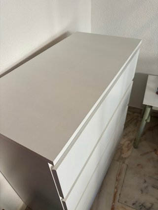 Cómoda blanca de madera