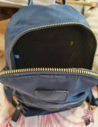 Mochila azul con cremalleras doradas