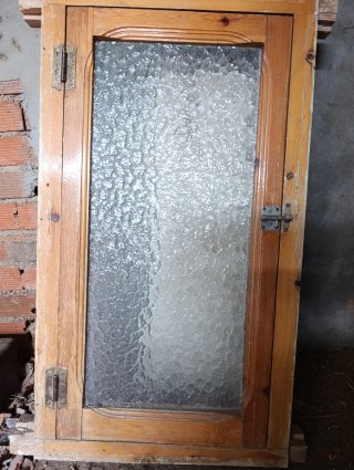 Ventana antigua madera con cristal texturizado