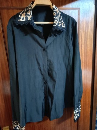 Camisa negra con estampado de leopardo
