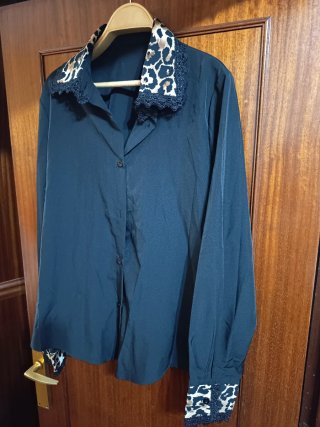 Camisa negra con estampado de leopardo