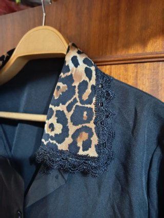 Camisa negra con estampado de leopardo