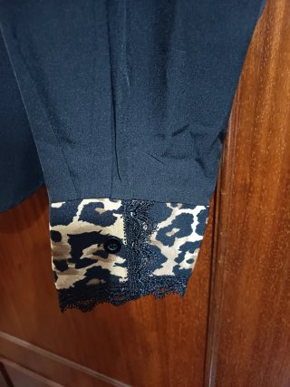 Camisa negra con estampado de leopardo