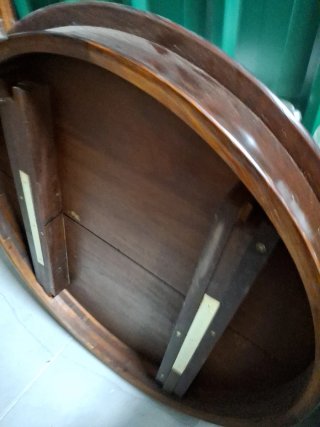 Mueble de madera y cristal