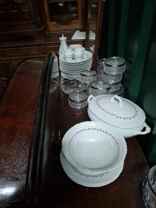 Mueble de madera y cristal