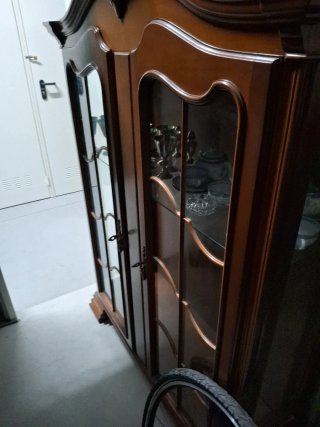 Mueble de madera y cristal