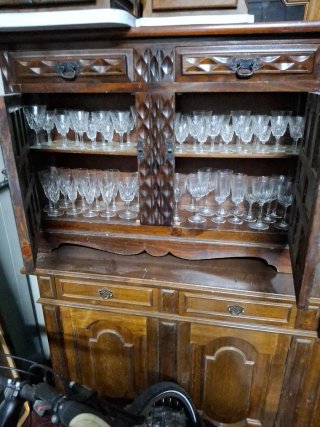 Mueble de madera y cristal